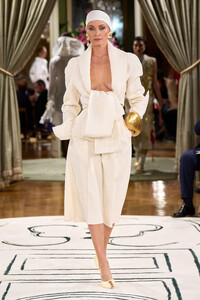 00020-schiaparelli-spring-2024-ready-to-wear-credit-gorunway.thumb.jpg.d99615c3337685636017fbc886352587.jpg