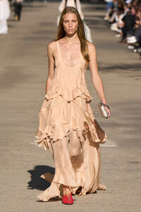 00047-stella-mccartney-spring-2024-ready-to-wear-credit-gorunway.thumb.jpg.e1877176936f6174a8532492da7636c8.jpg
