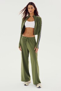 04_LEO_AIRWEIGHT_JACKET_CROP_I2049_ALEX_AIRWEIGHT_CARGO_PANT (6).jpg