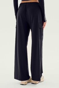 16_LEO_AIRWEIGHT_JACKET_CROP_I2049_ALEX_AIRWEIGHT_CARGO_PANT (1).jpg