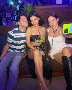 [2024.09.03] victoriajustice_458306874_1571458103775953_7044971325109046516_n.jpg