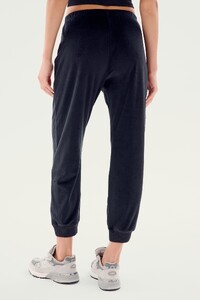 37_RHYS_VELOUR_JOGGER_E1118_BLACK_KIKI_CROP_B2175W_BLACK_D3_ (3).jpg