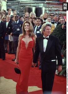 869877-cindy-crawford-et-richard-gere-aux-oscar-580x0-3.webp
