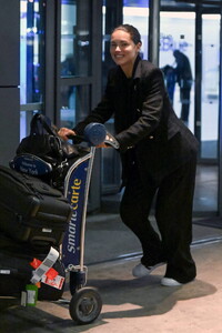 Adriana-Lima-all-smiles-as-she-pushed-her-luggage-through-JFK-Airport-in-New-York-City-230924_10.thumb.jpg.120fab4f7ebd8cc39fff496ecefc6b00.jpg