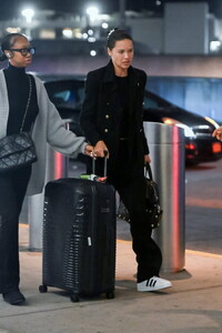 Adriana-Lima-all-smiles-as-she-pushed-her-luggage-through-JFK-Airport-in-New-York-City-230924_2.thumb.jpg.330a1bec8a4a05c5e7b7f9490bad5296.jpg
