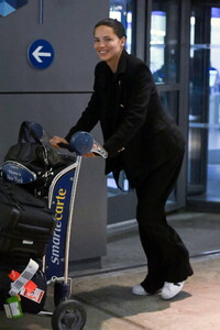 Adriana-Lima-all-smiles-as-she-pushed-her-luggage-through-JFK-Airport-in-New-York-City-230924_5.thumb.jpg.765c74f44063d456a76ecb5b7a32cbb0.jpg