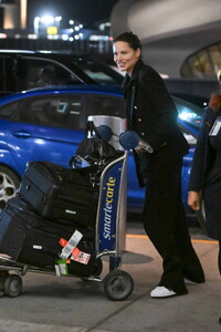 Adriana-Lima-all-smiles-as-she-pushed-her-luggage-through-JFK-Airport-in-New-York-City-230924_7.thumb.jpg.fb97167c36236eff81ad0332be8ef909.jpg