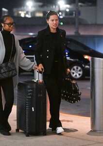 Adriana_Lima_at_JFK_Airport_in_New_York_09-23-2024__5_.thumb.jpg.4d2e918e30aa8e962f54fed8bdbab170.jpg