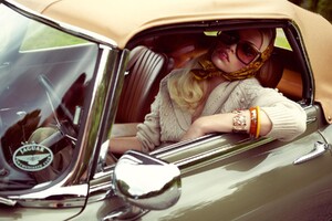 Aline_Weber_by_Yelena_Yemchuk_(Left_Hand_Drive_-_AnOther_Winter_2011)_5.thumb.jpg.57172768bebba49d9f40b778b67a8877.jpg