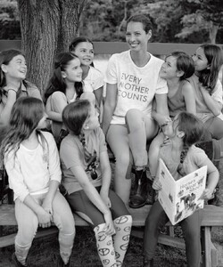 Christy-Turlington-by-Bruce-Weber-It-s-Only-Just-05.thumb.jpg.36b63225aec9c7090c6922e81bc66efb.jpg