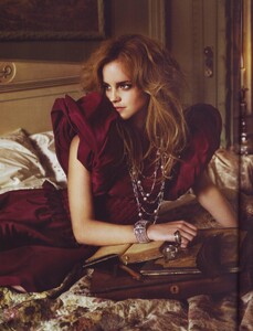 EmmaWatsonVogueItaliaSeptember200810-TheFashionProphet.thumb.jpg.3c963816e4cf4ad822cf199ae8713058.jpg