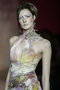 HannaTouma2005HauteCouture149.thumb.jpg.95ffd06ca9c9212203775121daa195df.jpg