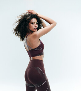 Imaan Hammam - Victorias-Secret-2024-VSX-Elevate-Contours-Plunge-Sports-Bra-Legging-Brown-2.jpg