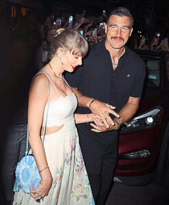 Taylor Swift - Us Weekly [2024.09.30] 1.jpg