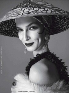 VogueItalia-201104-177.thumb.jpg.706940e4586b92180ee379a10fb15184.jpg