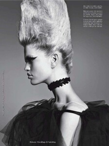 VogueItalia-201104-179.thumb.jpg.4056b20278e753151f9e1dc3ac348715.jpg