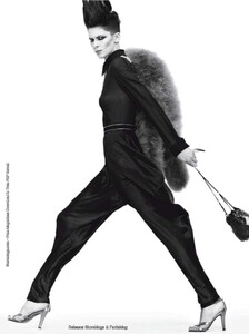 VogueItalia-201104-182.thumb.jpg.84bc9903395a7f33575db927968bd3df.jpg