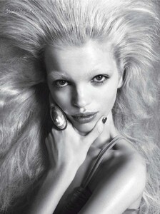 VogueItalia-201104-187.thumb.jpg.8b9742b0bc60f985c2ea28cbe6aad6c3.jpg