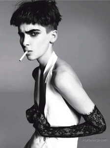VogueItalia-201104-188.thumb.jpg.6e518297e6086f8ba71885541af0a7b2.jpg
