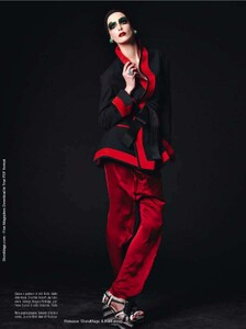 VogueItalia-201104-190.thumb.jpg.018063c6cb7cd402a4344dbf2f439669.jpg