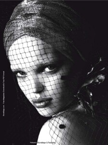 VogueItalia-201104-191.thumb.jpg.af884d4e3dab94814cf5c02f470be93c.jpg