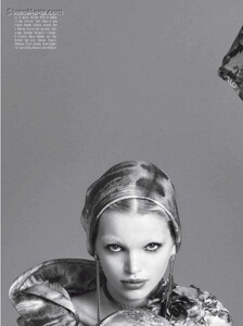 VogueItalia-201104-194.thumb.jpg.3617652c05bc71fa93f6ce40b35e45d2.jpg