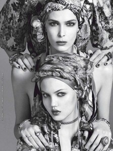 VogueItalia-201104-195.thumb.jpg.7f1544cac5b3eff8fb275d775d4f21c4.jpg