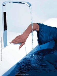 VogueItalia-201104-220.thumb.jpg.ac7bbf9c49e188a3d6338fd78e8a9863.jpg