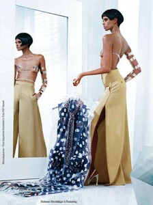 VogueItalia-201104-222.thumb.jpg.21961bcdaa263a519349eab06d2f3b8c.jpg