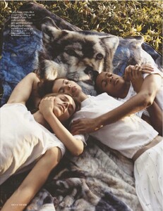 Vogue_UK_2012-04(dragged)12.thumb.jpg.982d6a196de327de3f1c54c5975d76fc.jpg