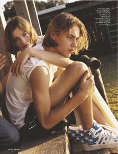 Vogue_UK_2012-04(dragged)14.thumb.jpg.5945976e800d6ff642dbd96cc1679c05.jpg