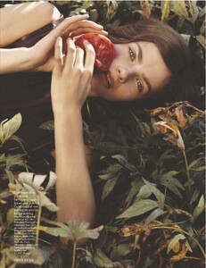 Vogue_UK_2012-04(dragged)20.thumb.jpg.6558d8348d5522bfeaed91d3abf2fdc3.jpg