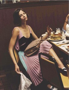 Vogue_UK_2012-04(dragged)23.thumb.jpg.61c1a5e0300c5aceb3c5e25fe6907afd.jpg