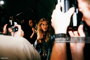 backstage oscar de la renta ss 2001 11.jpg