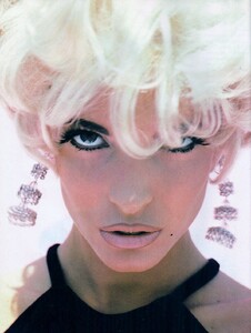 italia-vogue-october-1990-92.thumb.jpg.73cd2256593035f8a68fcdf235ee48cb.jpg