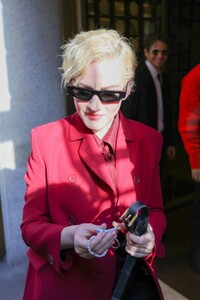 julia-garner-leaves-gucci-fashion-show-at-mfw-in-milan-09-20-2024-6.jpg