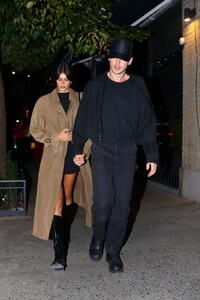 kaia-gerber-s-nyc-night-out-chic-simplicity-meets-celebrity-romance-08-20-2024-2.jpg