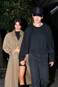 kaia-gerber-s-nyc-night-out-chic-simplicity-meets-celebrity-romance-08-20-2024-4.jpg