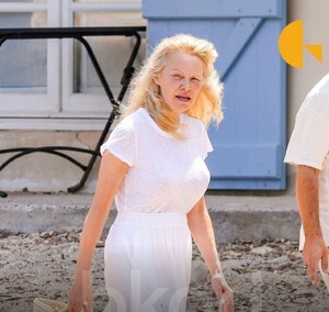 pamela-anderson-in-saint-tropez-07-16-2024-2.jpg