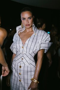 pfw-ss25-schiaparelli-harpersbazaar-crisfragkou-17-66f6b085bdc55_1.thumb.jpg.03f7d9e3eca358da75257b54f246b03f.jpg