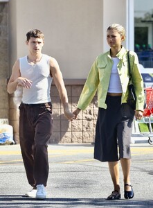 zendaya-and-tom-holland-out-shopping-in-calabasas-08-31-2024-2.jpg