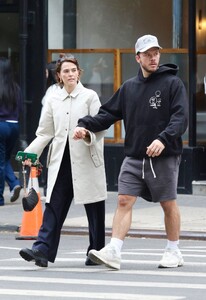 zoey-deutch-and-jimmy-tatro-s-manhattan-love-story-09-23-2024-1.jpg