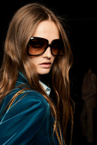 00039-tom-ford-spring-2024-ready-to-wear-credit-beauty-gorunway.thumb.jpg.3f20af0fe8917bf1248cc90887b7b574.jpg