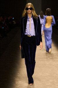 00039-tom-ford-spring-2024-ready-to-wear-credit-gorunway.thumb.jpg.98f68fd3bbbc990eb775984bd7171e6e.jpg