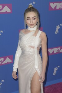 18vmas-carpet_027.jpg