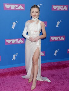 18vmas-carpet_041.jpg