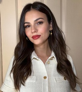 [2024.10.07] victoriajustice_462362293_18551750365006824_1909705828805774363_n.jpg