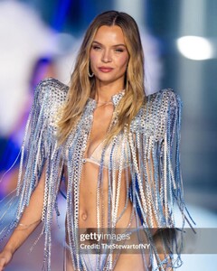 [2024.10.16] by__amelia_463220765_1095686312271747_7336838002144613131_n.jpg