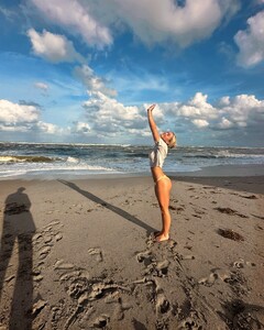 [2024.10.20] livvydunne_464132466_3812148842370813_7393968866731385469_n.jpg