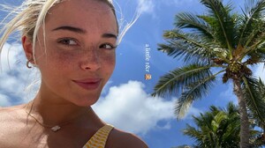 [2024.10.20] livvydunne_h464132470_843446454610197_8549934535399343233_n.jpg